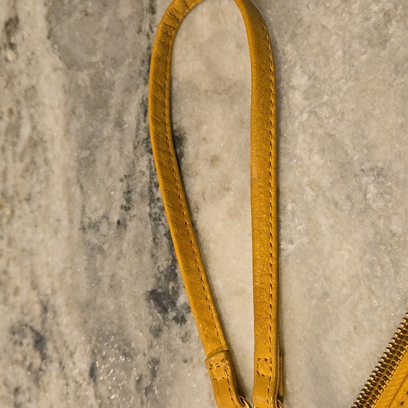 HOBO Darcy Convertible Wristlet - Picture 15 of 16